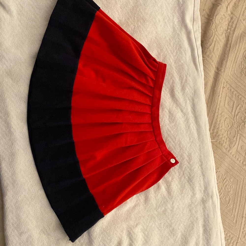 Pleated skirt with adjustable waist.